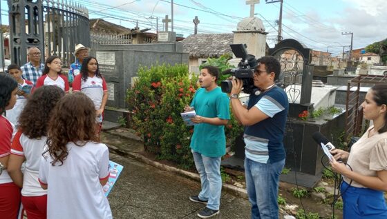 Davi Dantas prende a atenção da plateia, dentre alunos do Centro de Ensino José Giorcelli Costa,  ao falar das peculiaridades do Cemitério do Gavião – Foto: Divulgação