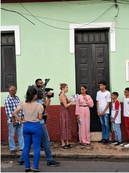 Giovanna Soares e Débora Santos fizeram explanação sobre a Casa das Minas, sob a atenção do professor Carlos Alberto Ximendes, do Curso de História da UEMA - – Foto: Divulgação