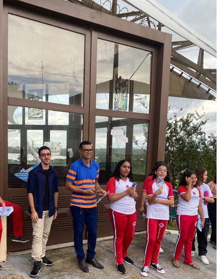 Na frente da Capela de São Pedro, o fecho do ouro cultural, com Herbert de Jesus Santos, Diogo Lima, Prof. Flaviomiro e os atentos alunos do Centro de Ensino José Giorcelli Costa – Foto: Divulgação