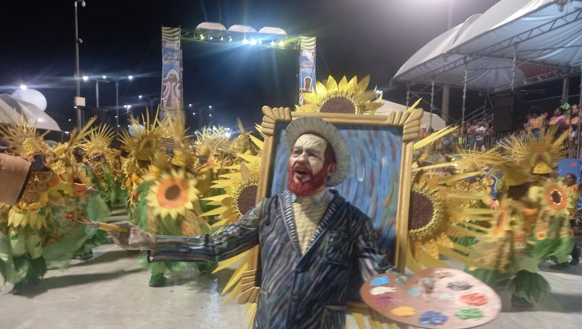 Na arte da passarela, o colorido das fantasias e o ritmo pulsante e cadenciado das agremiações locais - Foto: Gutemberg Bogéa