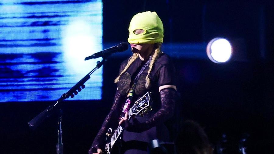 Madonna leva público ao delírio ao aparecer de máscara no super palco montado nas areias de Copacabana na noite desta quinta-feira, 02 - Foto: Reprodução