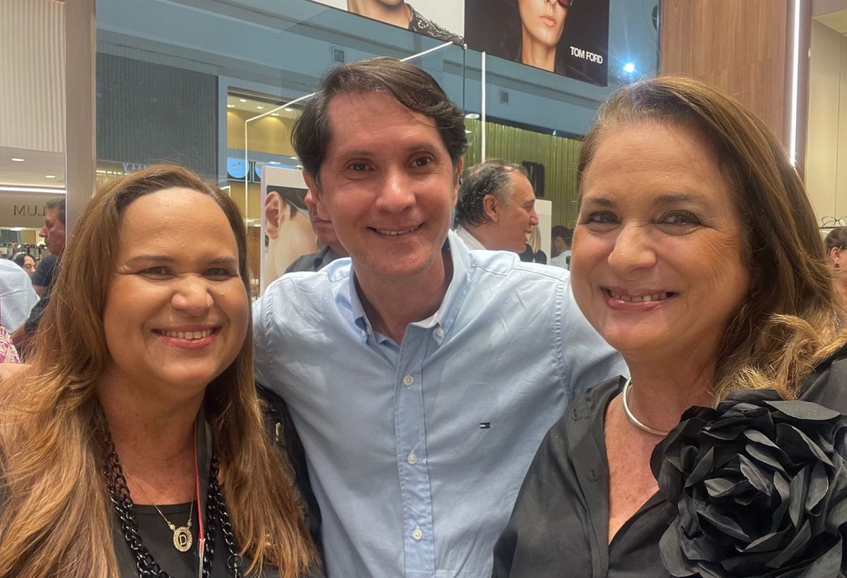 Evandro Jr. entre as irmãs Danielle e Adriana Vieira da InterMídia Comunicação Integrada – Foto: Divulgação