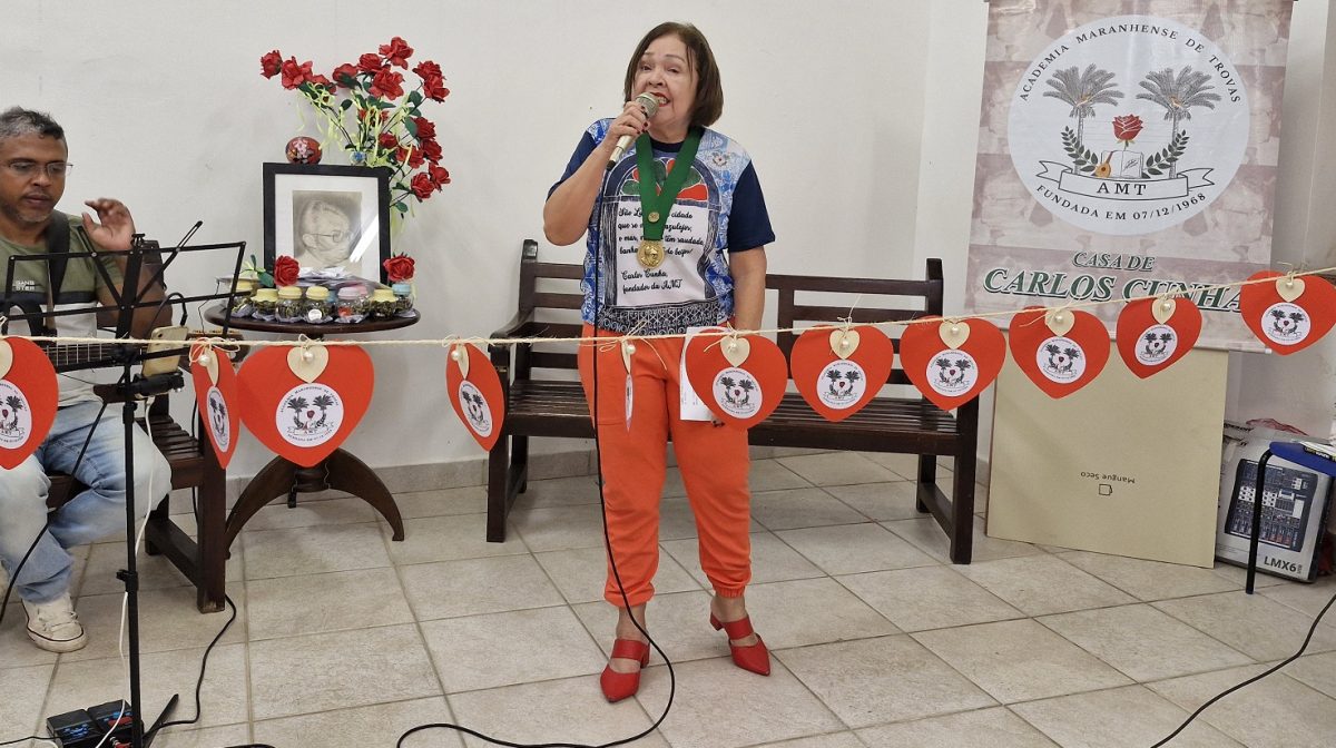 A presidente da AMT, Wanda Cunha com o violonista Sued Richarllys, no Sarau das Rosas – Foto: Divulgação