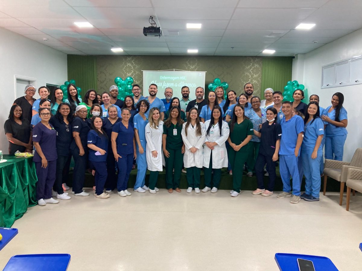  O diretor geral do HSE – HSLZ, PLìnio Tuzzolo, com os times de enfermagem que foram homenageados em evento no Hospital do Servidor Estadual - Foto: Divulgação
