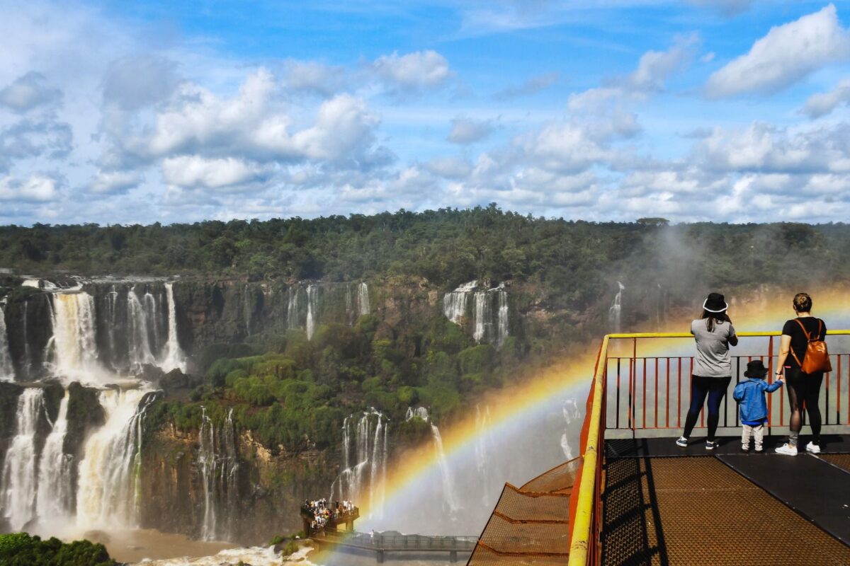 Turistas estrangeiros em número cada vez mais crescente nas Cataratas do Iguaçu - Foto: Nilmar Fernando