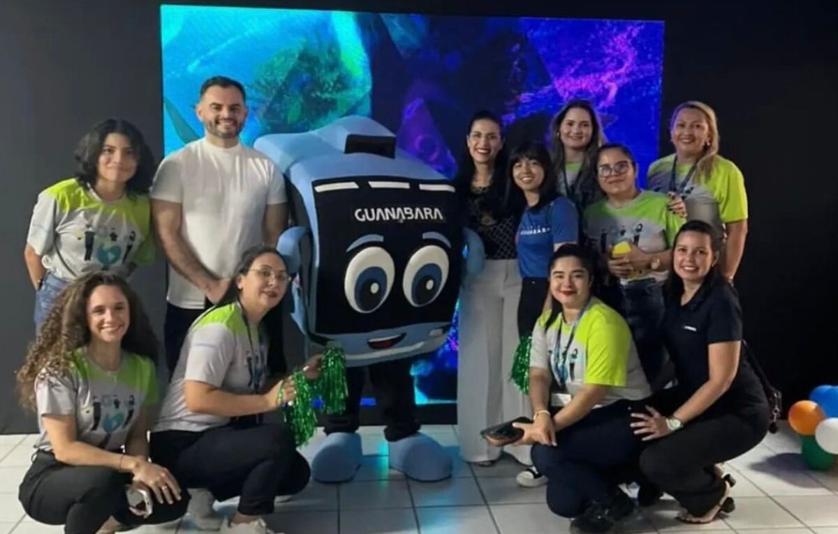 Equipe da Guanabara comemora premiação ao lado do ônibus temático da empresa - Foto: Divulgação 