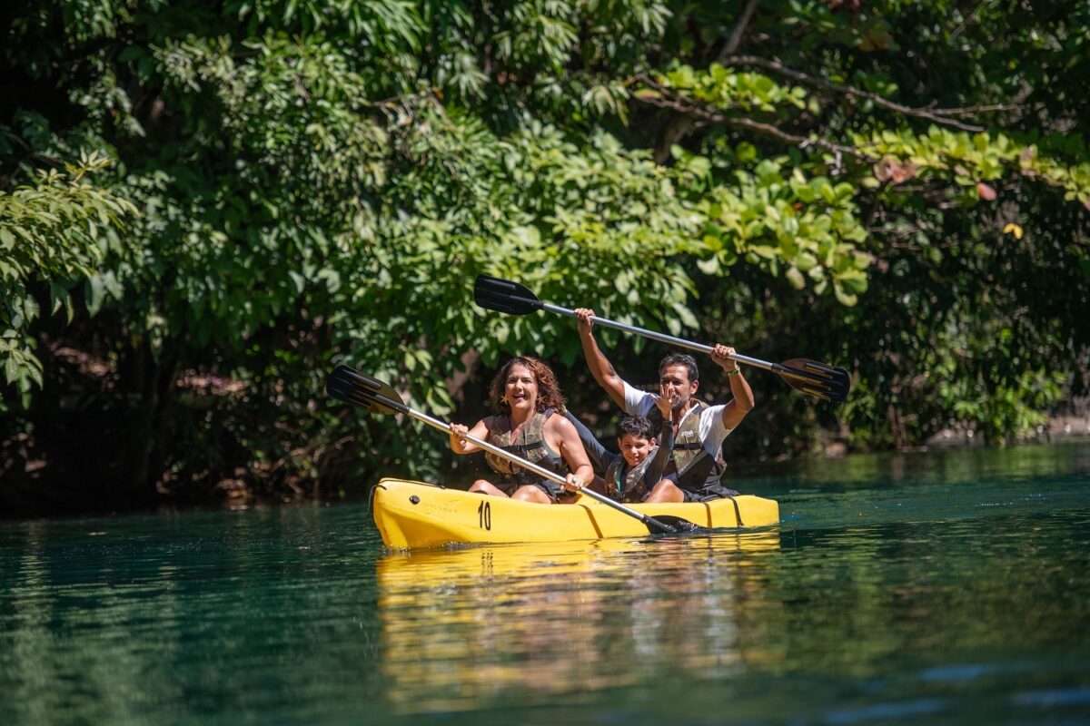 Em família o passeio de Caiaque cercado de belezas naturais é inspirador – Foto: Divulgação