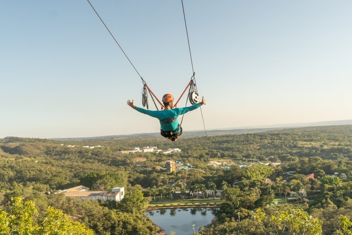 Uma aventura na incrível Tirolesa com vista fantástica do complexo aquático – Foto: Divulgação