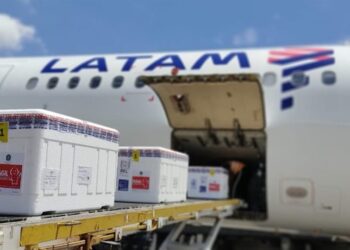 LATAM transportou ainda nos últimos dias mais de 2,4 mil pares de botas de borracha doadas pelo Governo do Peru ao Rio Grande do Sul - Foto: Divulgação