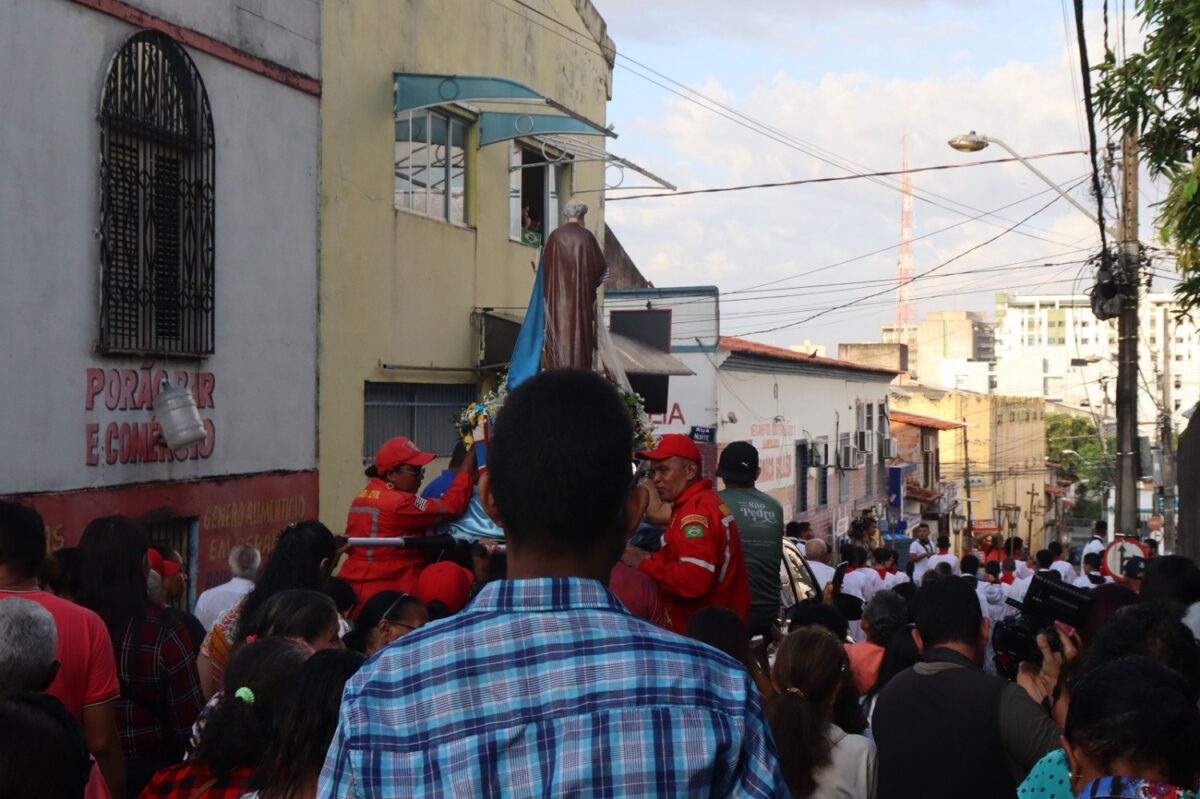 Imagem do padroeiro dos pescadores em procissão terrestre rumo a Capela de São Pedro, na Madre Deus – Foto: Gabriel Bartowski