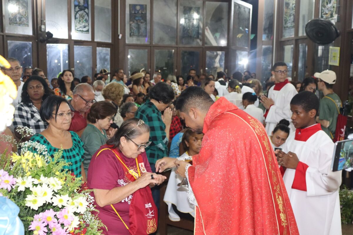 Fiéis reunidos na Igreja de São Pedro, após a procissão luminosa, em 28 de junho, que começou na Casa Barrica – Foto: Gabriel Bartowski