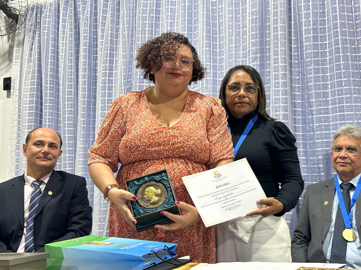 A escritora Régia Agostinho da Silva recebe a medalha e o diploma das mãos da Vereadora Ana Luiza Ramos, presidente da Câmara Municipal – Foto: Iago Azevedo