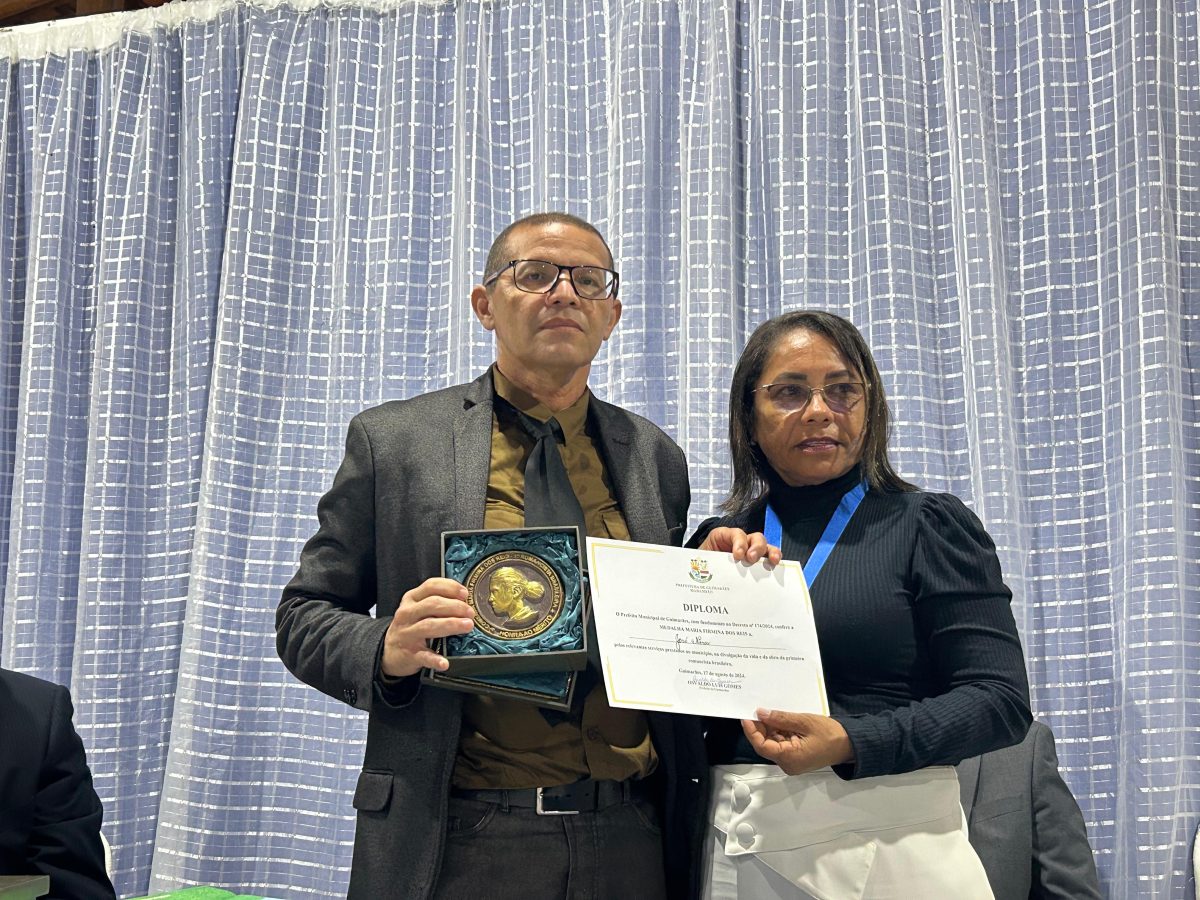 O escritor José Neres, membro da AML, recebe a medalha e o diploma das mãos da Vereadora Ana Luiza Ramos, presidente da Câmara Municipal – Foto: Iago Azevedo