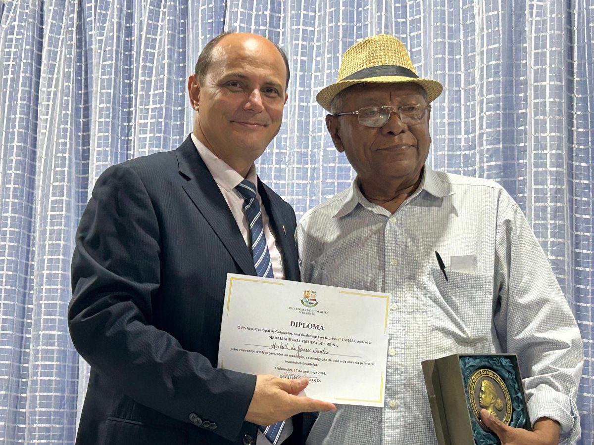 O escritor César Brito, presidente da FALMA, entrega a medalha e o diploma ao escritor Herbert de Jesus Santos – Foto: Iago Azevedo