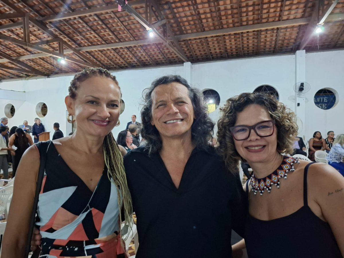 Joaquina Jara com os escritores Iramir Araújo e Andrea Oliveira que receberam a medalha Maria Firmina dos Reis – Foto: Iago Azevedo