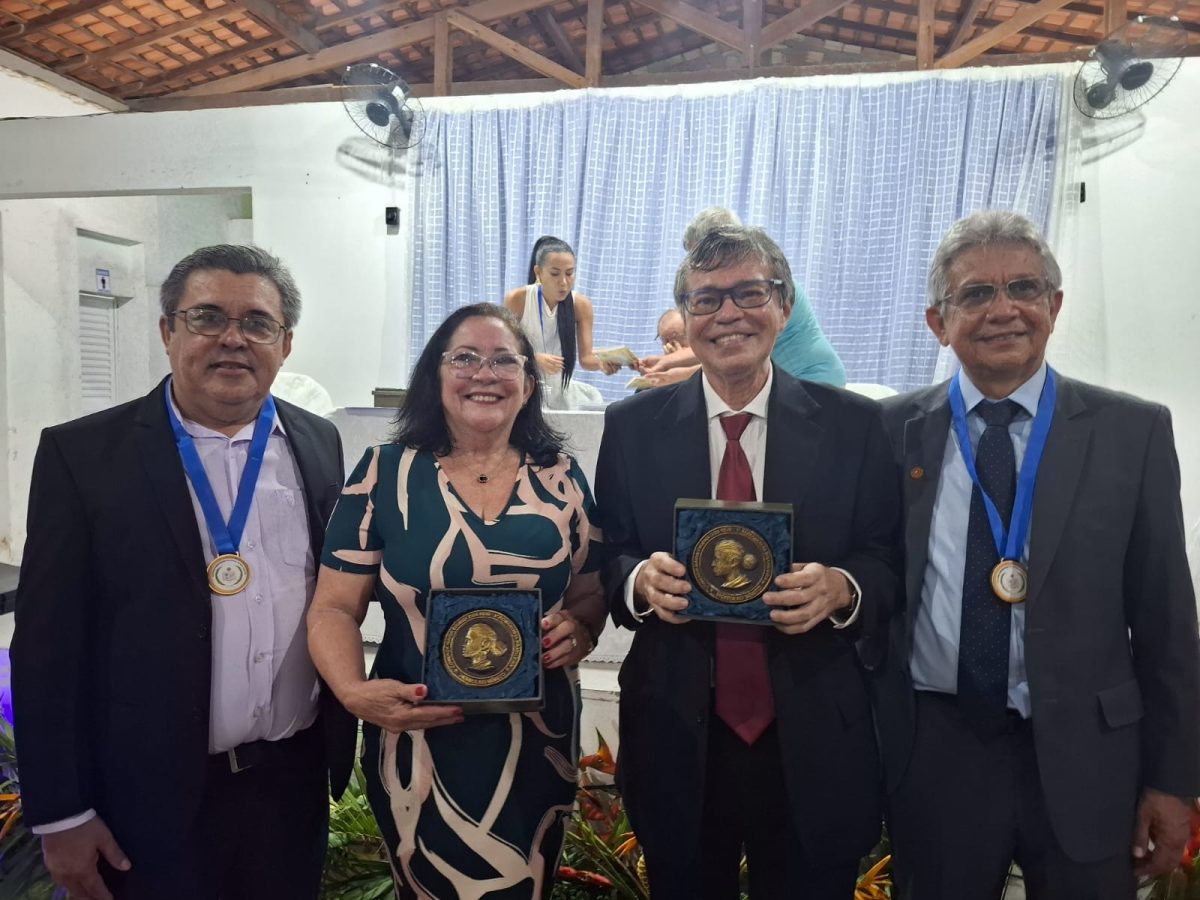 O prefeito Osvaldo Gomes e o escritor Agenor Gomes, ladeando Isabel Cristina Souza e Paulo Roberto Nogueira Filho, que receberam a medalha em nome de suas mães Altiva Teixeira e Alice Nogueira, membros da Comissão do Sesquicentenário de Maria Firmina em 1975 – Foto: Iago Azevedo
