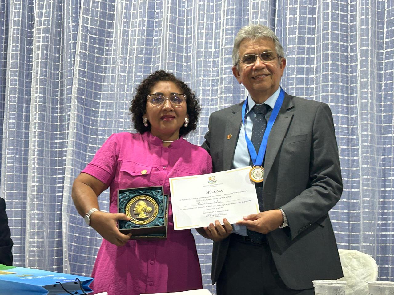 A escritora Natividade Silva, presidente da Academia de Letras e Artes de João Lisboa/MA recebendo medalha das mãos de Agenor Gomes – Foto: Iago Azevedo