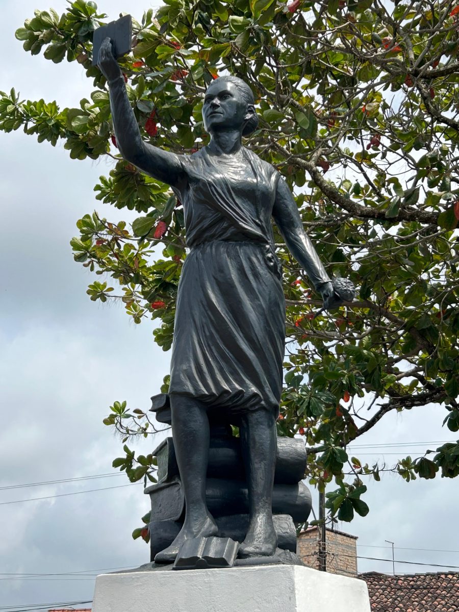 A cidade de Guimarães mantém viva a história e trajetória da professoraMaria Firmina dos Reis. No detalhe, o monumento em homenagem à ativista - Foto: Iago Azevedo