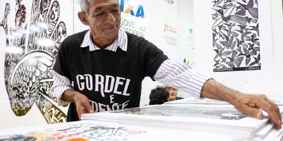 Xilogravuras e folhetos de cordel produzidos por grandes mestres da cultura literária nordestina - Foto: Divulgação