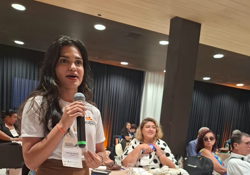 A jornalista potiguar Cristiane Modesto durante as discussões dos temas pertinentes ao setor do turismo - Foto: Gutemberg Bogéa 