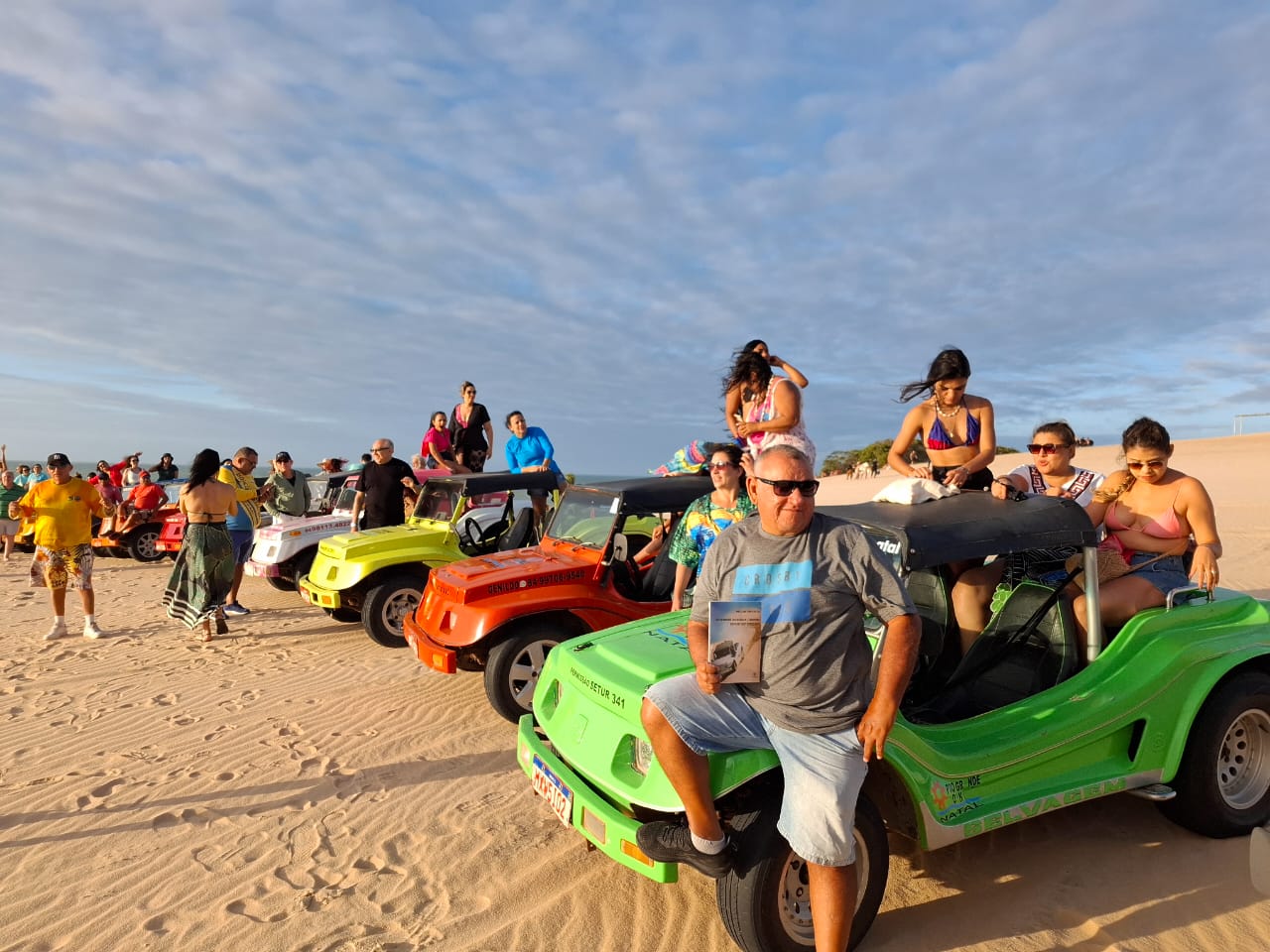 Jornalistas e comunicadores de Turismo durante passeio de buggy nas duas de Genipabu - Foto: Gutemberg Bogéa