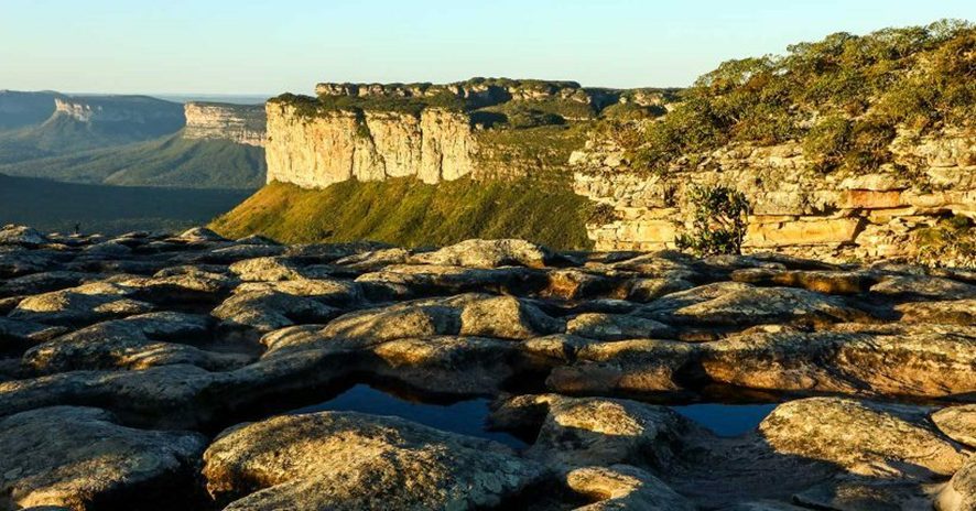 A Serra do Roncador abriga um complexo com aproximadamente quinze cachoeiras, que podem ser alcançadas através de trilhas - Foto: Divulgação