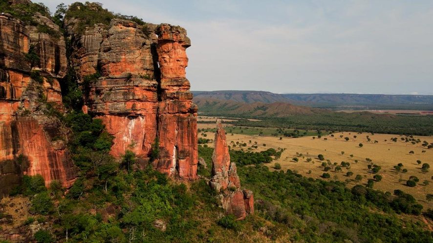 A Serra do Roncador abriga um complexo com aproximadamente quinze cachoeiras, que podem ser alcançadas através de trilhas - Foto: Divulgação
