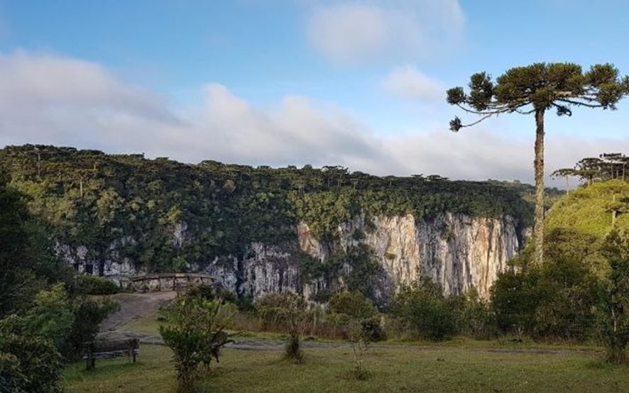 Um cânion localizado na fronteira entre o Rio Grande do Sul e Santa Catarina e é uma das grandes atrações do Parque Nacional de Aparados da Serra - Foto: Divulgação
