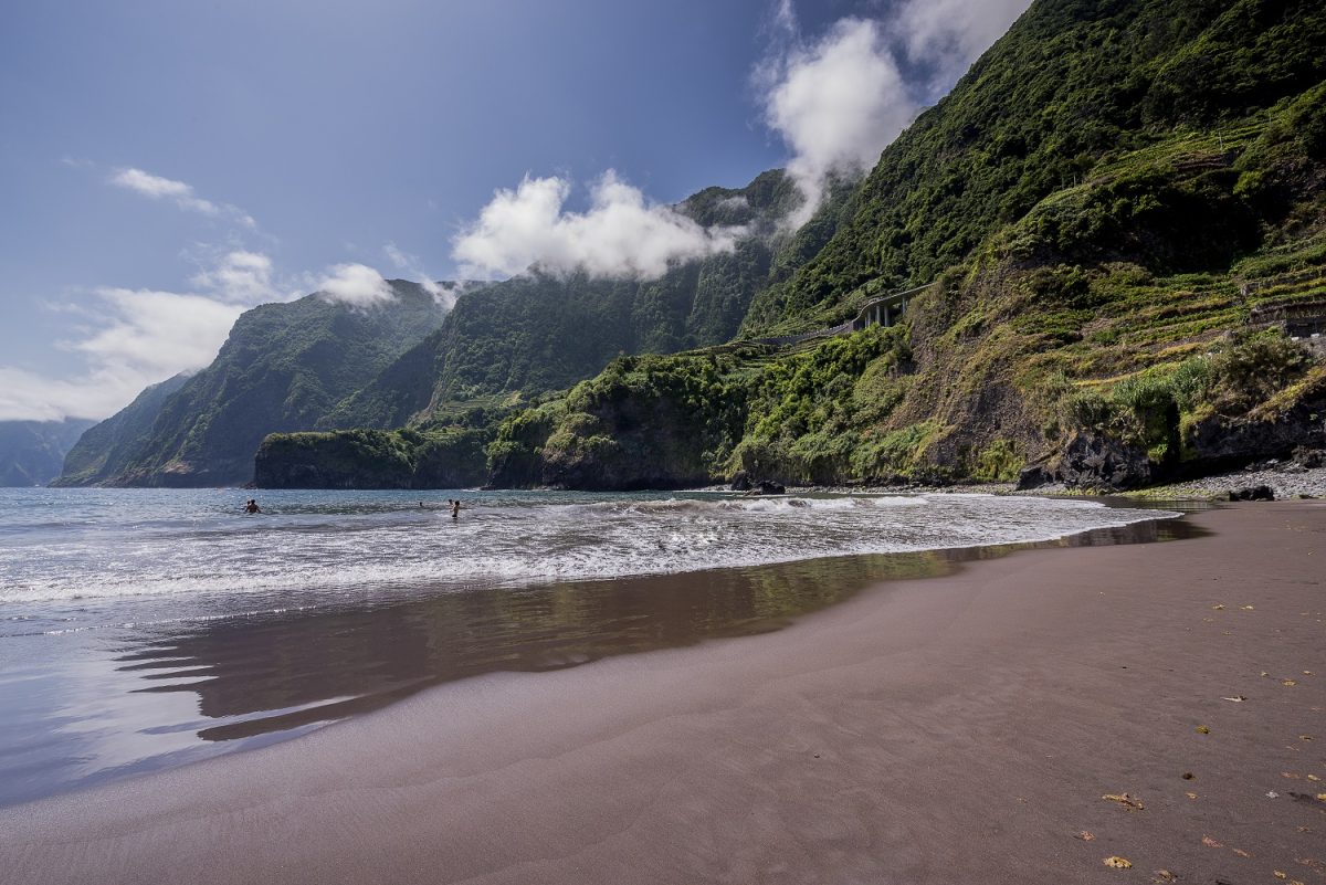 Na costa norte da ilha da Madeira, um recanto conhecido pela sua beleza ímpar, a praia do Seixal - Foto: Francisco Corrêa