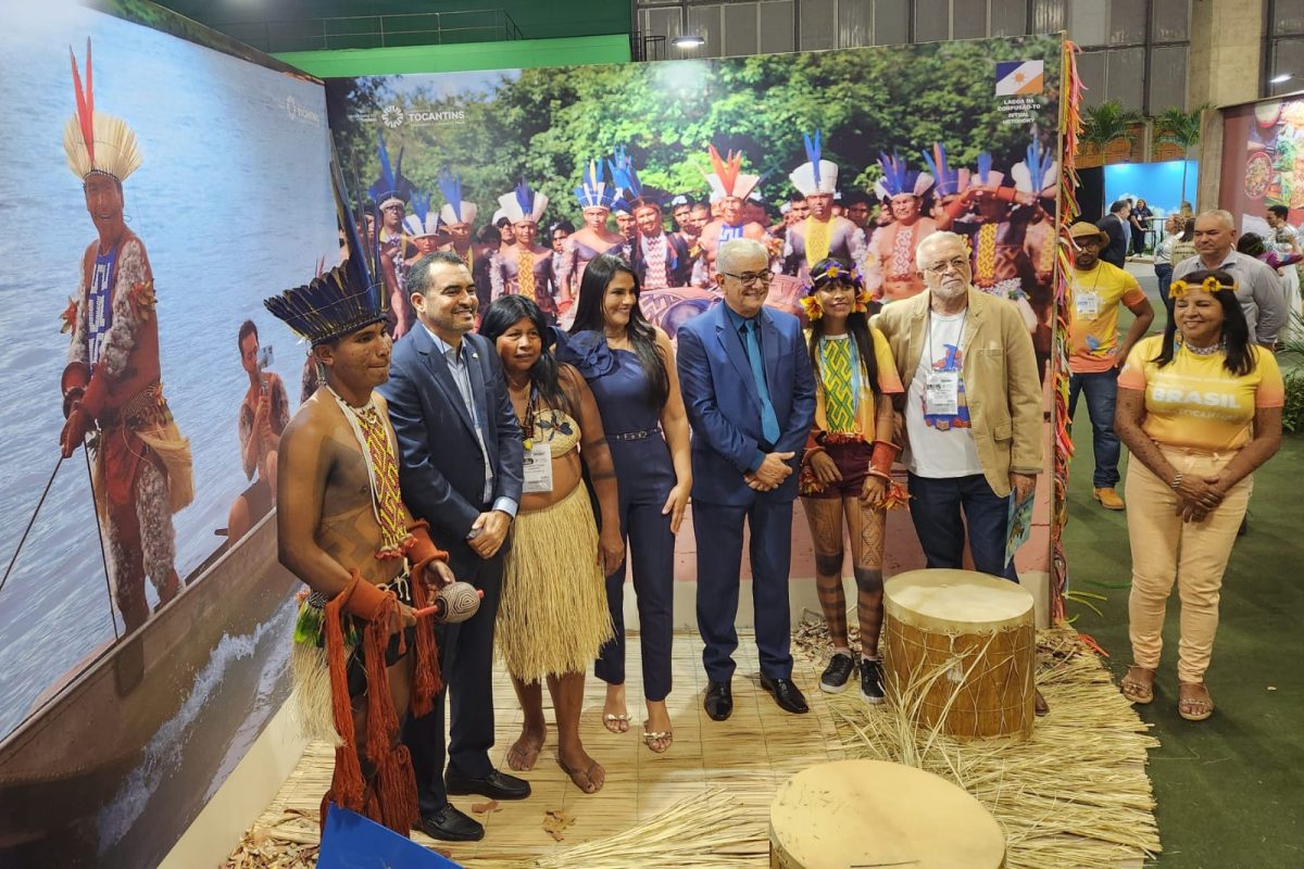 Governador Wandeley Barbosa (TO) e os secretários de Turismo, Hercy Filho, e Cultura, Tião Pinheiro prestigiam espaço dedicado aos povos originários no estande do Tocantins – Foto: Seleucia Fontes