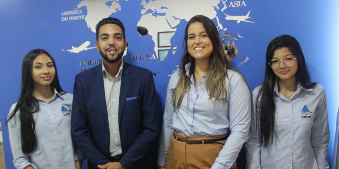 Matheus Aquino, diretor executivo da Aero Service e Joseane Azevedo, diretora administrativa da Aero Service (ao centro) com funcionárias - Foto Divulgação