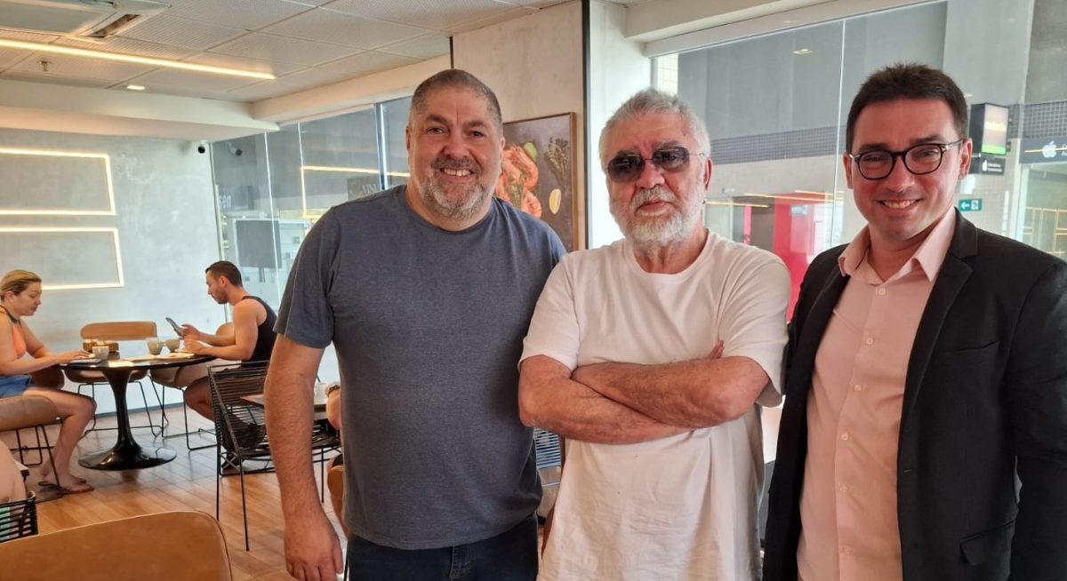 Gutemberg Bogéa (JP Turismo), Luís Augusto Cassas (Poeta) e Olavo Vale (Gerente Geral do ibis São Luís) - Foto: Divulgação