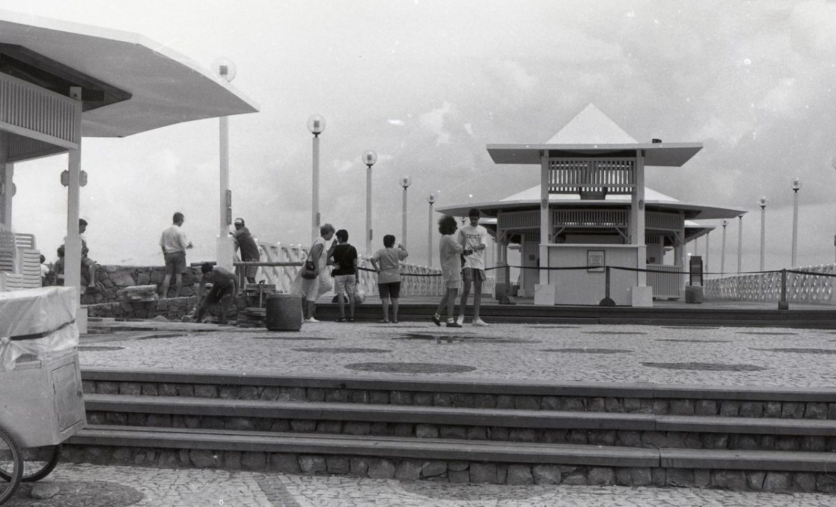 Ponte dos Ingleses em janeiro de 1995, reinaugurada com apresentação de orquestra, regata de jangadas e revoada de pássaros, onde famílias, ciclistas e surfistas lotaram o espaço – Foto: Stênio Saraiva