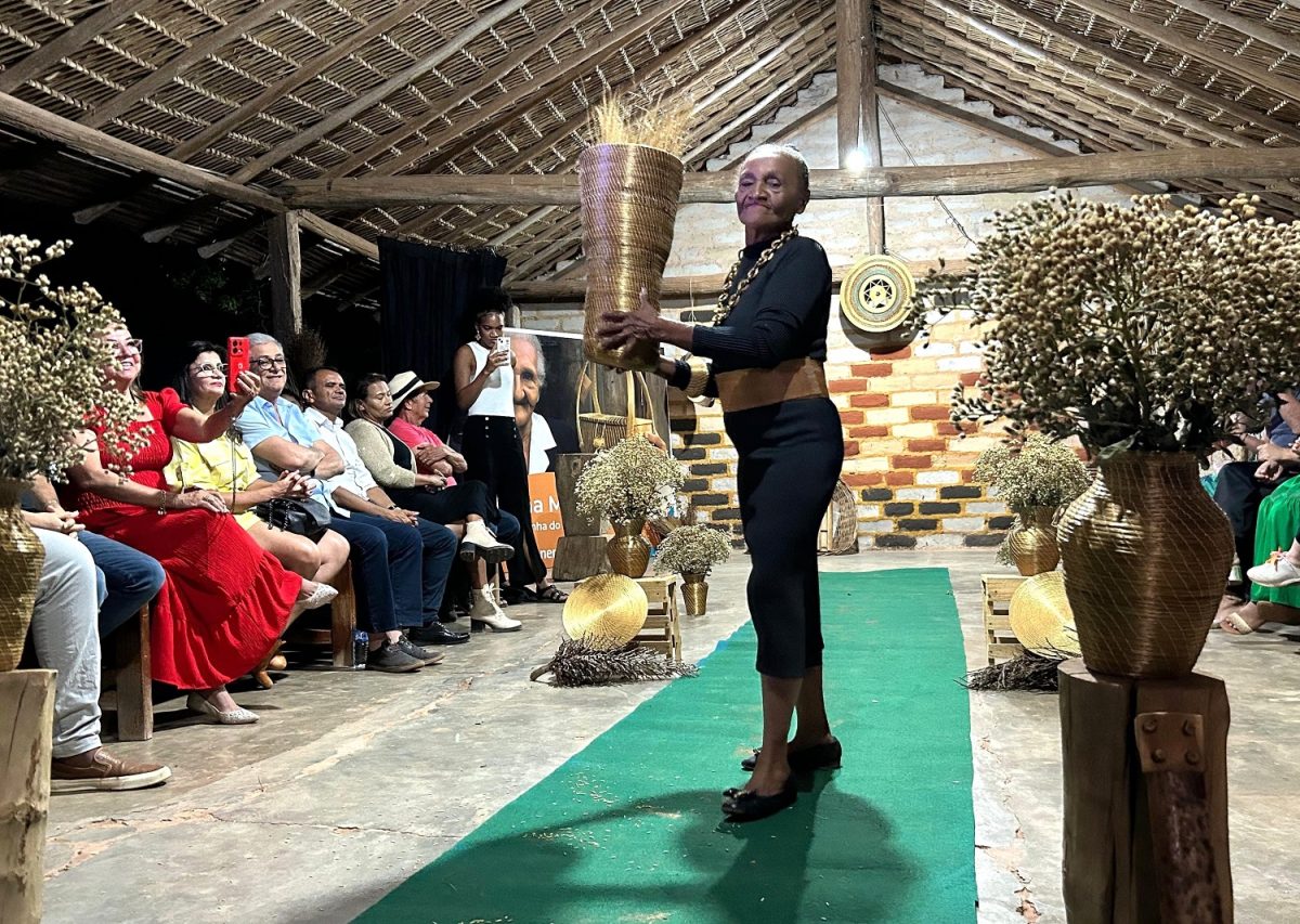 A líder comunitária Noemi Ribeiro da Silva, carinhosamente chamada de Doutora celebra a herança cultural de sua comunidade – Foto: Andrea Marques