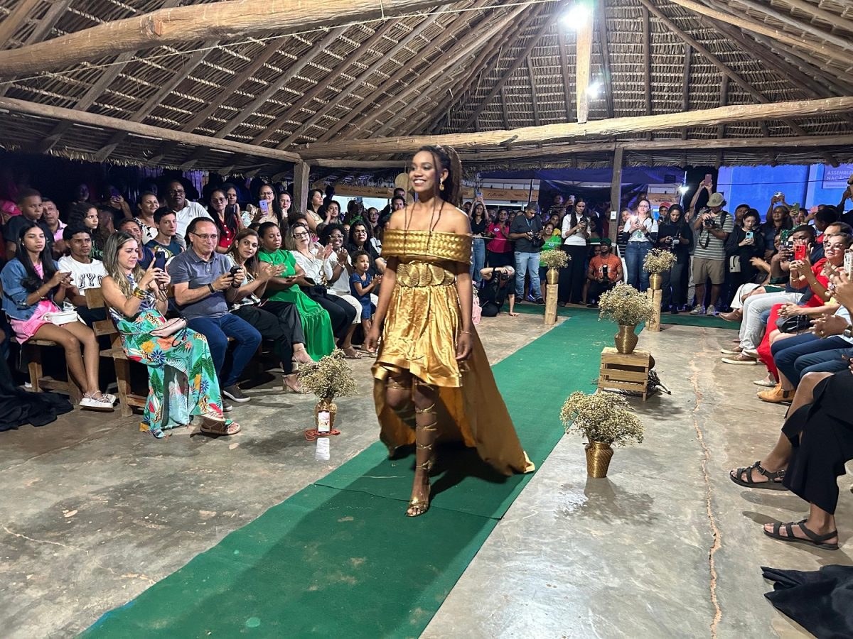 Desfile atrai turistas, moradores e representantes de entidades públicas e privadas – Foto: Andrea Marques