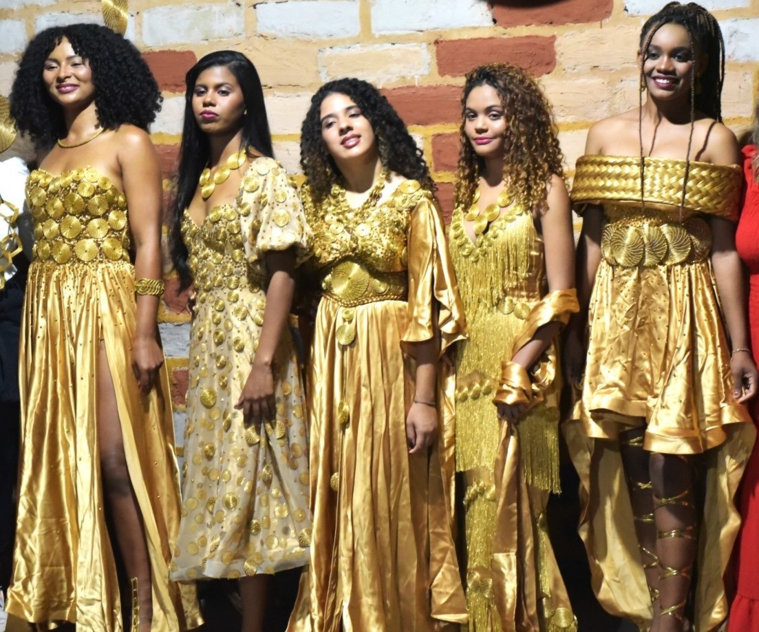 Jovens da comunidade usam vestidos confeccionados com capim-dourado – Foto: Flaviana Ox