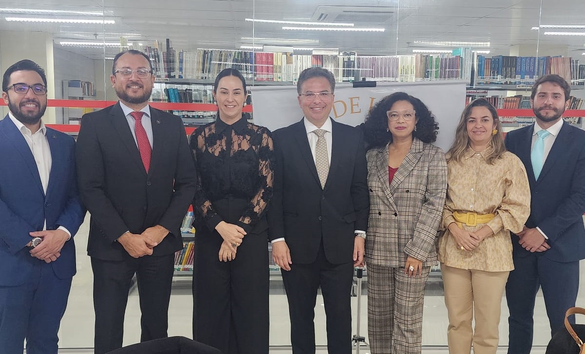 João Victor (Procurador do Estado), Carlos Henrique (Procurador do Estado), Lorena Sabóia (Advogada e Professora), Daniel Blume (AML), Rossana Jansen (TCE/MA), Luciana Marques (Procuradora do Estado) e Victor Paiva (Procurador do Estado) – Foto: Divulgação