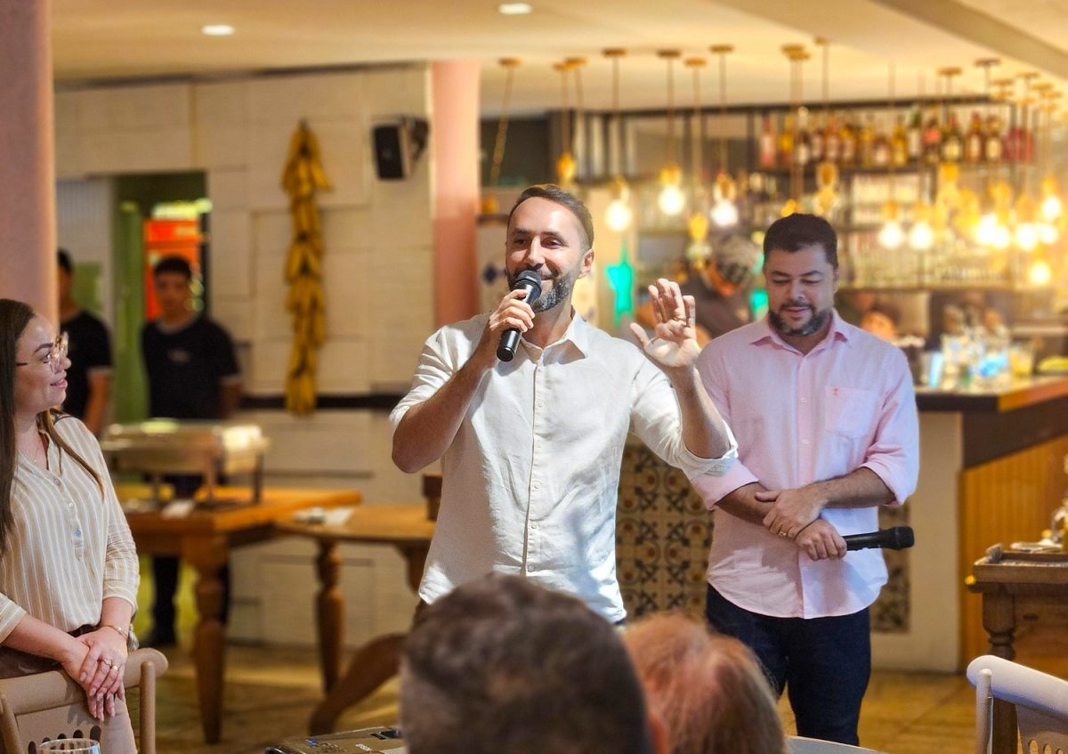 O empreendedor Jethro Raposo, um dos donos do Vila Aty, agradeceu aos parceiros pelo apoio contínuo nas ações do hotel – Foto: Juliana Vieira