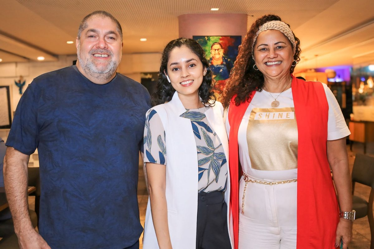 O jornalista e publicitário Gutemberg Bogéa (JP Turismo), ao lado daassessora de imprensa Juliana Vieira e da jornalista Léa Zacheu (Revista Maranhão Turismo) - Foto: Charles Soares