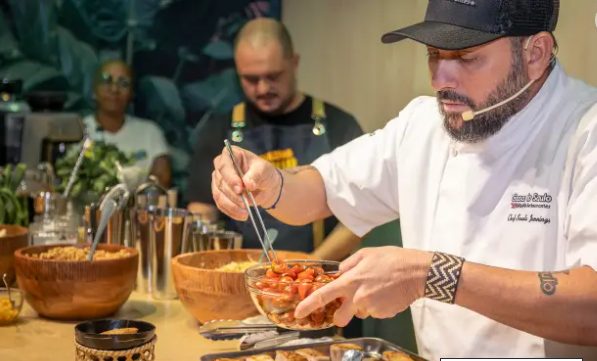 “Após muito aprimoramento de sua capacidade de observação sobre o que fazer e como fazer acerca da escolha, manuseio e a junção dos produtos da floresta e dos rios”. (Saulo Jennings) – Foto: Divulgação