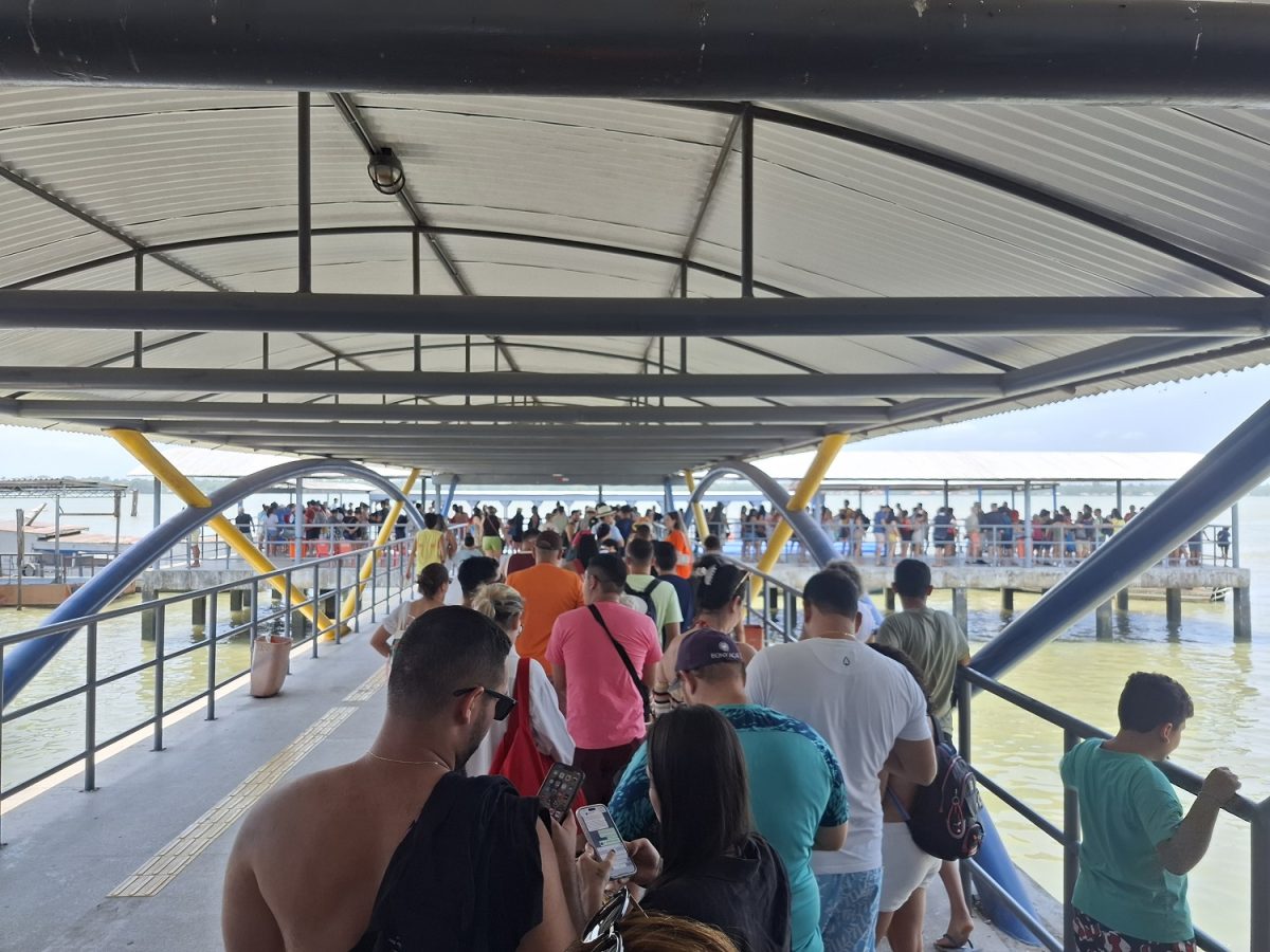 No terminal o fluxo de turistas é intenso para a travessia até a Ilha de Combu – Foto: Gutemberg Bogéa