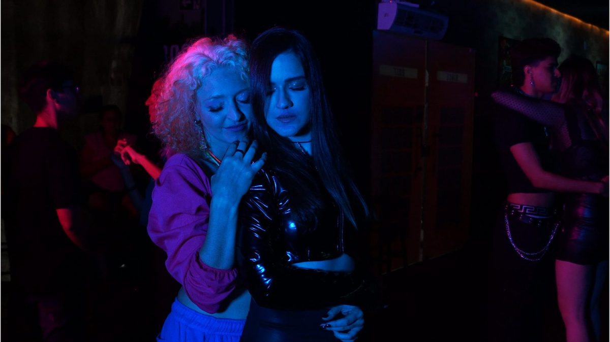 "Olhos e Bocas" acompanha a história de Marina, uma jovem sonhadora que deseja dançar no Ballet Bolshoi. Em uma de suas raras saídas, ela conhece Paula, uma tímida vocalista que sonha em se tornar uma pop star – Foto: Divulgação