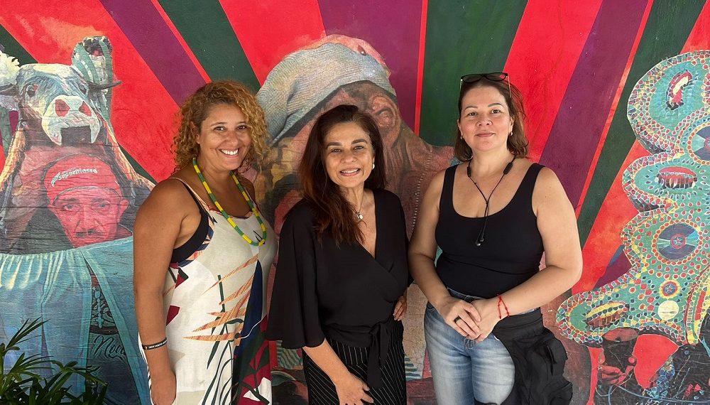 A idealizadora do Projeto Ritmos da Favela, Maeme Menescal e as produtoras, Gabriela Rodrigues e Alessandra Rêgo - Foto: Divulgação
