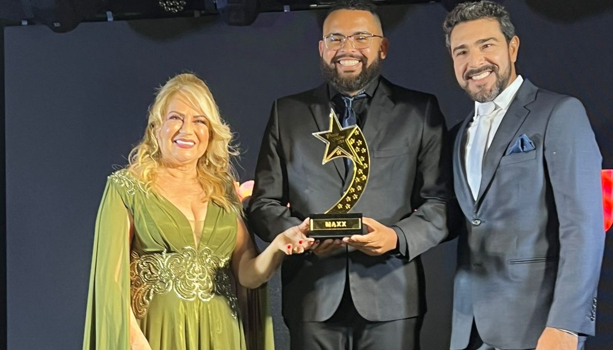 O representante da Operadora Maxx Victor Ákilla recebendo o Prêmio Nobre 2024  para a Maxx, vencedora na Categoria TV, Internet e Celular, das mãos da apresentadora Madalena Nobre e do ator Marcus Tardin - Foto: Divulgação