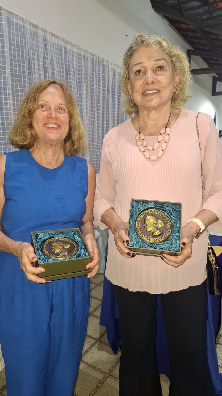 A Profª Luiza Lobo, da Academia Brasileira de Filologia e a Profª Ceres Fernandes, da Academia Maranhense Letras – Foto: Gutemberg Bogéa 