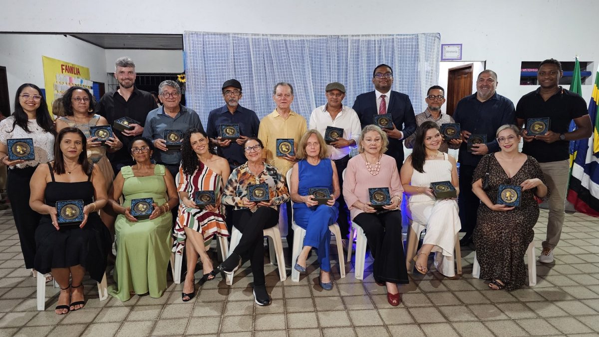 Os 19 homenageados com a Medalha Maria Firmina dos Reis, entre jornalistas, escritores, poetas, pesquisadores e personalidades do mundo acadêmico – Foto: Hewerton Souza