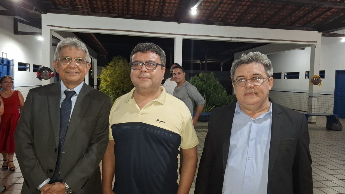 Agenor Gomes, Presidente da Academia Vimaranense de Letras; Antônio Marcos, Secretário de Cultura de Guimarães e Osvaldo Gomes, Prefeito de Guimarães – Foto: Gutemberg Bogéa