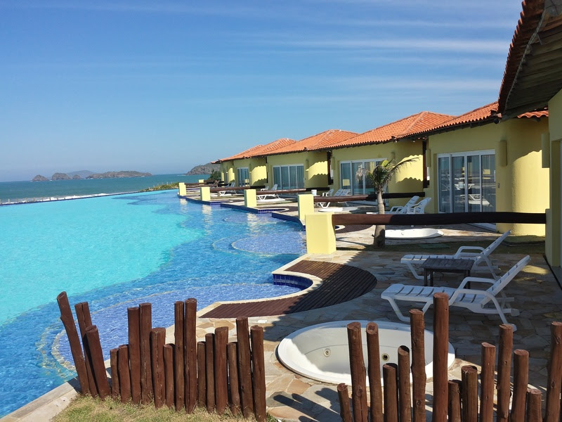 Piscina de borda infinita do Búzios Beach Resort, no Rio de Janeiro - Foto: Divulgação