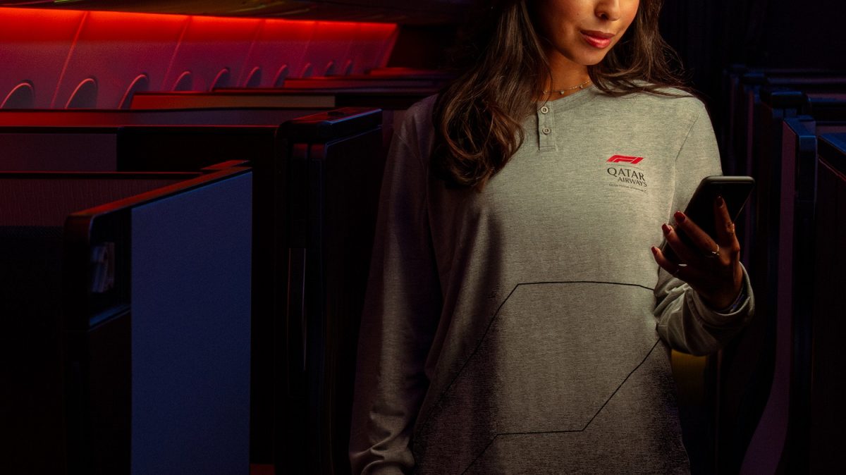 Passageiros da Primeira Classe e da Classe Executiva receberão pijamas nas cores preto e cinza com os elementos icônicos do branding da F1® na frente e nas costas - Foto: Divulgação