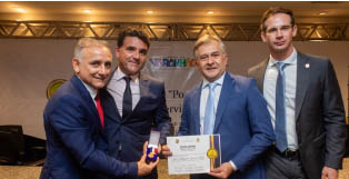 O delegado-geral da Polícia Civil, Manoel Almeida Neto, o homenageado e CEO da Maxx, Augusto Diniz; o delegado-geral adjunto, Cristiano Albuquerque, Luciano Bastos, delegado-geral adjunto operacional, na solenidade no Palácio Henrique de La Roque – Foto: Divulgação